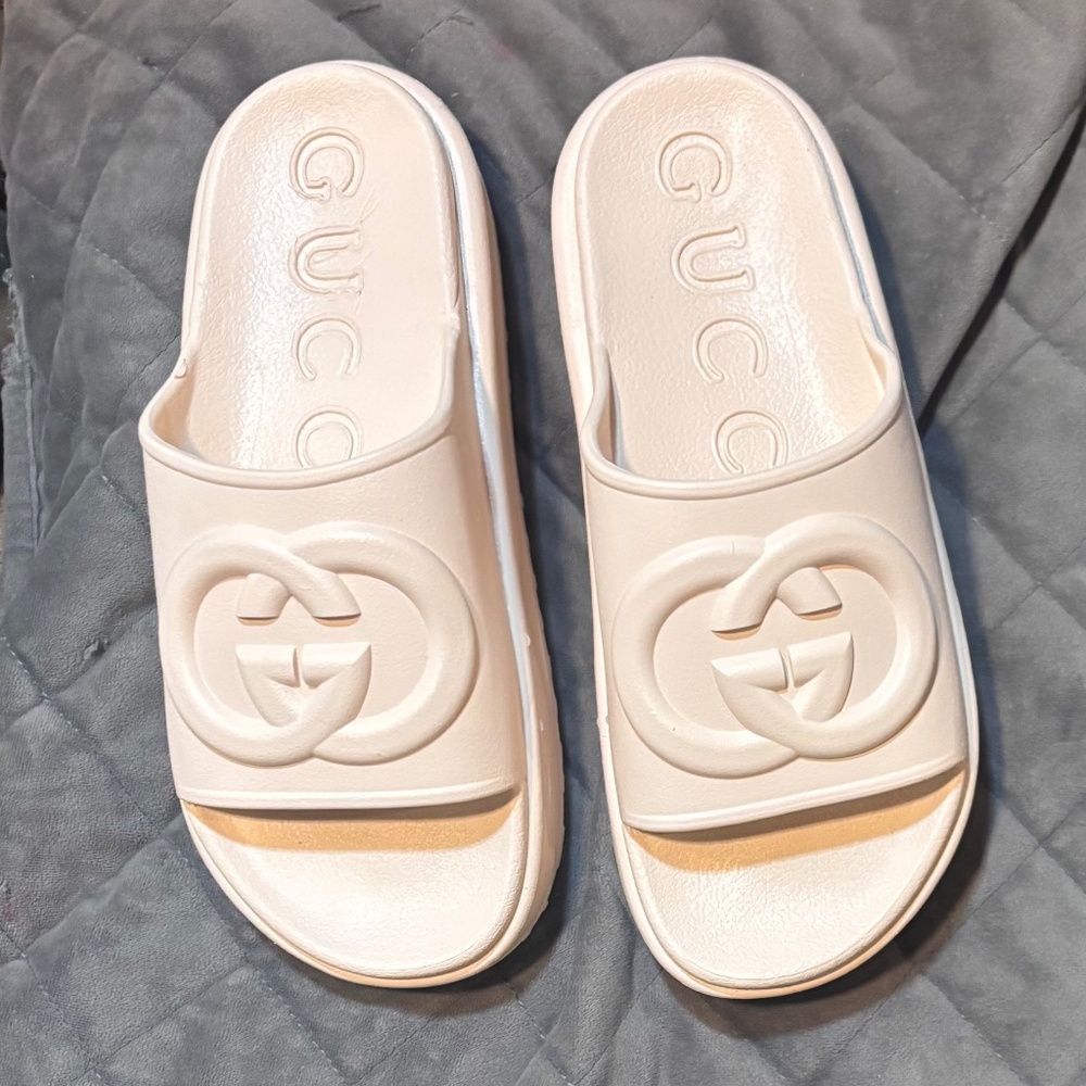 White/cream women’s interlocking G’s Gucci slides